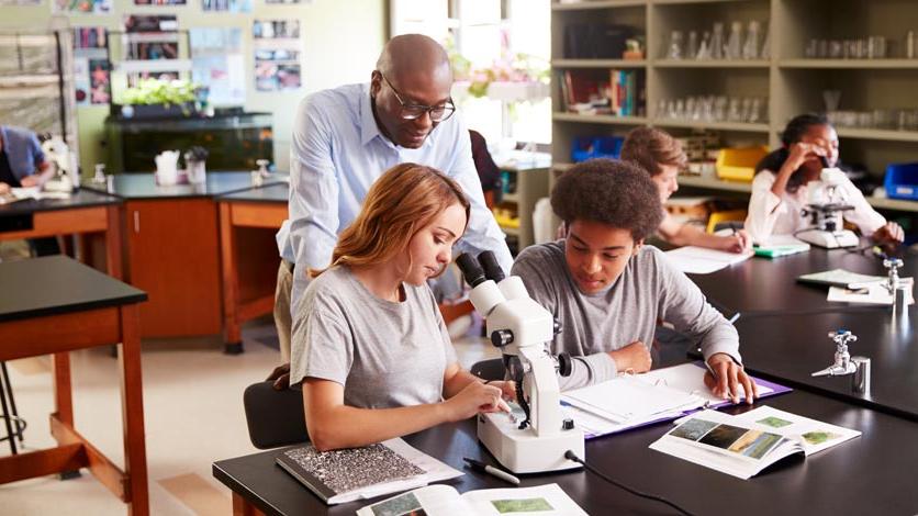 生物课上，老师用显微镜观察高中生