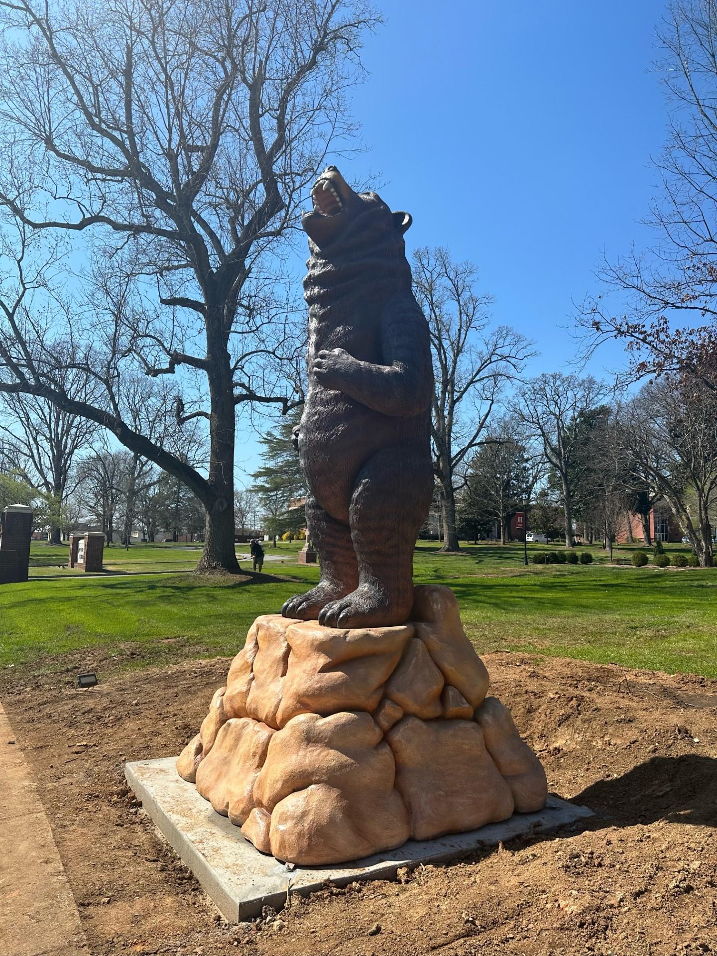 校园熊雕像