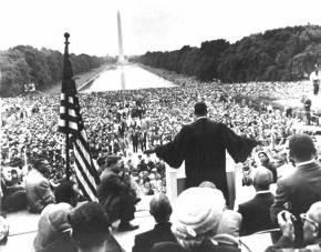 马丁·路德·金在华盛顿的黑白照片.