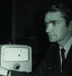 1966年，查尔斯·库克拿着实验设备