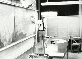 1984年，查尔斯·库克站在实验室的黑板前