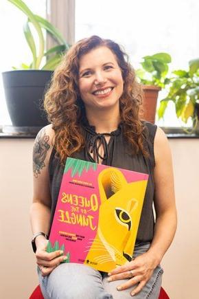 Carly York displays the cover of her book 丛林女王
