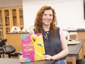 Carly York displays the cover of her book 丛林女王