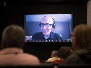 Chad Rimmer通过Zoom出现在Q的大屏幕上&在Belk Centrum的一个会议